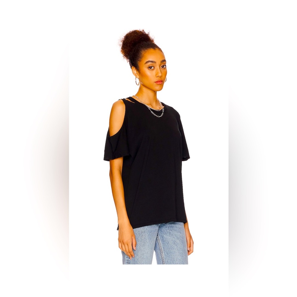 Crewneck black tee with cutout